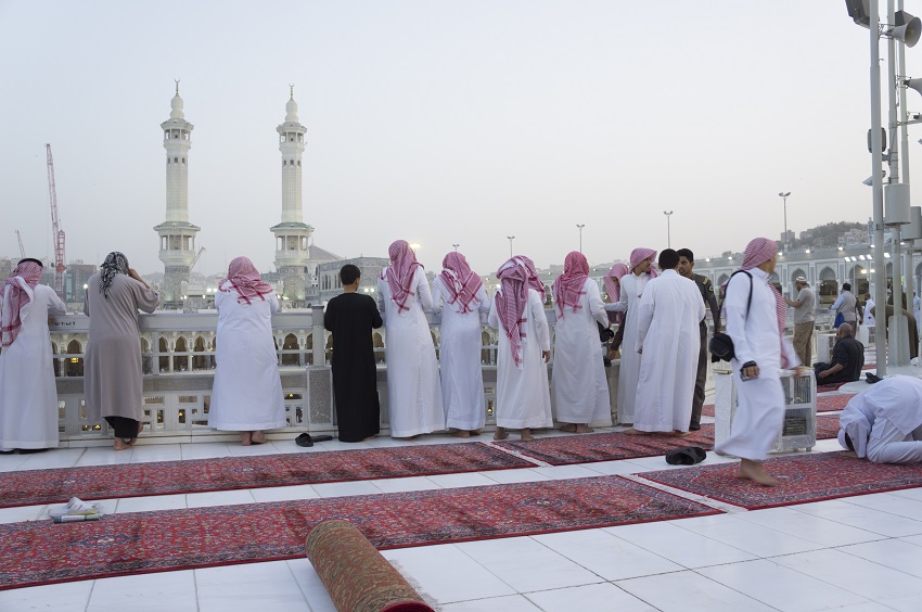 men-in-white-thobe-makkah