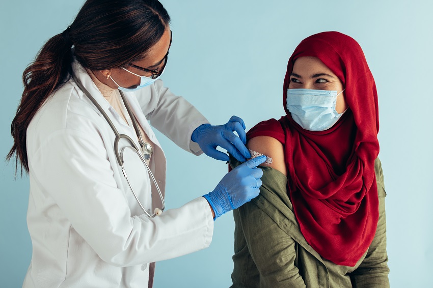 muslim-woman-getting-vaccinated