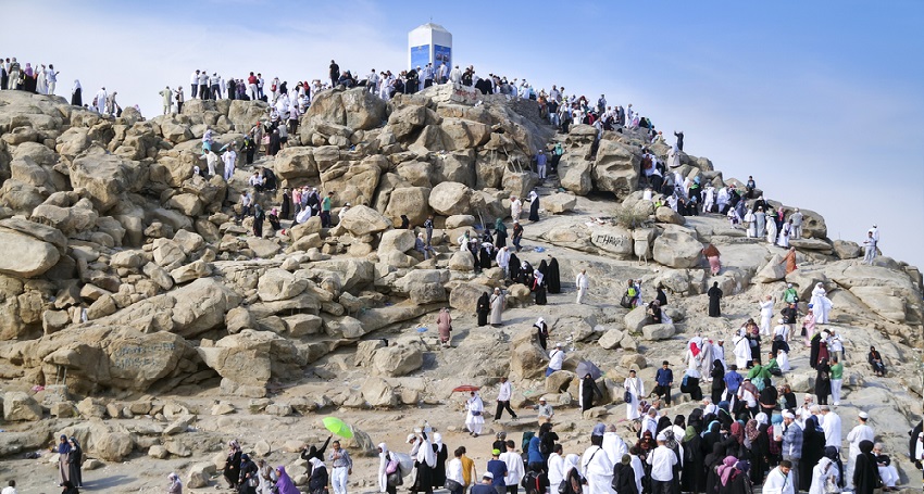 pilgrims-standing-at-arafah