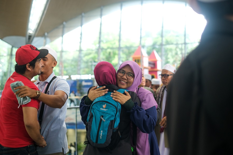Muslim-pilgrims-airport
